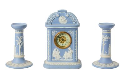 trois vases bleus et blancs et une horloge sur fond blanc