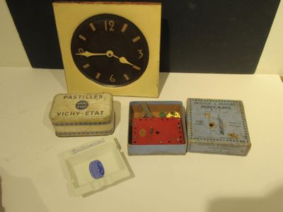 une horloge posée sur une table à côté d'autres objets