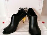 the alexander mcqueen shoes are on display in front of a box