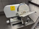 une trancheuse à viande posée sur un plan de travail dans une cuisine