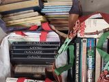 un sac rempli de livres posé par terre