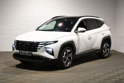 le SUV blanc est garé dans une pièce au sol en damier
