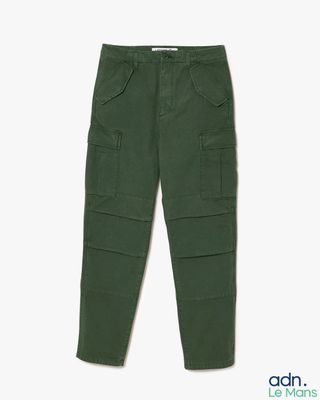 un gros plan sur un pantalon vert sur fond blanc
