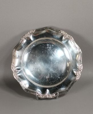 une assiette en argent antique avec un motif décoratif sur le bord