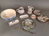 de nombreux types de plats et de tasses sur la table