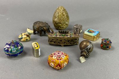 Réunion de bibelots comprenant : un œuf en pierre dure sculp…