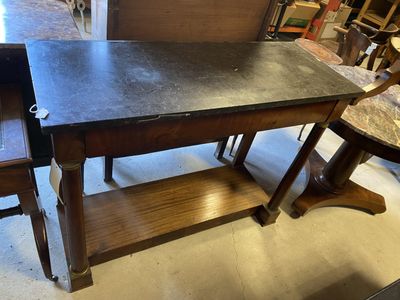 une table et deux chaises qui se trouvent dans une pièce