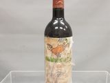 une bouteille de vin posée sur une table
