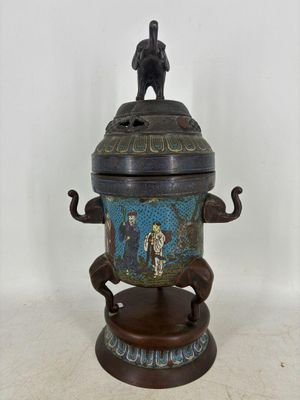 une image représentant un conteneur métallique surmonté d'une statue