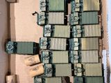 une boîte en carton contenant tout un tas de véhicules militaires