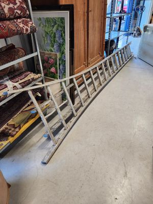 une échelle adossée au mur d'une pièce