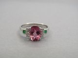une bague avec une tourmaline rose et une émeraude