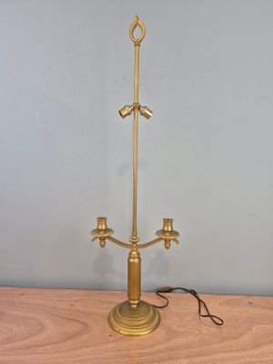 Pied de lampe à deux lumières en métal doré à décor de fut c…