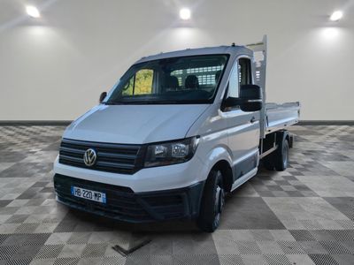 une camionnette blanche garée sur un sol en damier