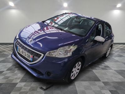 la photo d'une voiture bleue garée dans un garage