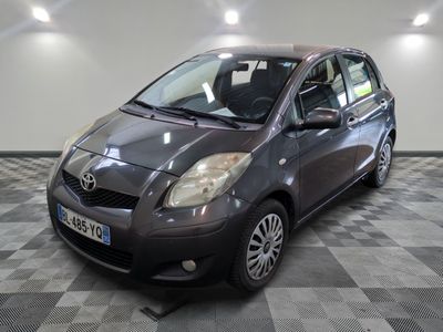 une photo d'une Toyota Yaris garée dans un garage
