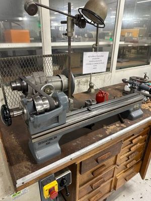 une machine posée sur un établi