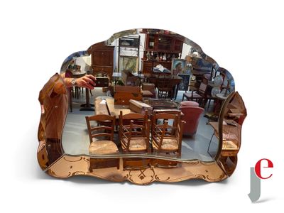 un grand miroir dans lequel on voit le reflet d'une personne