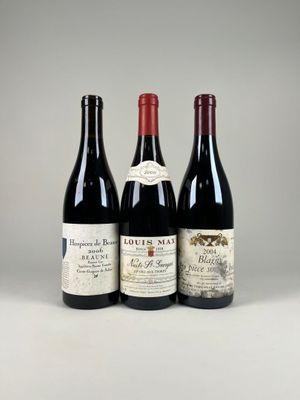 trois bouteilles de vin rouge sont alignées sur une table