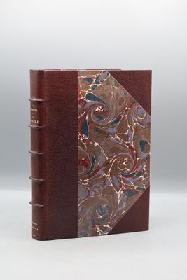 un livre marron dont la couverture marbrée se détache sur un fond blanc