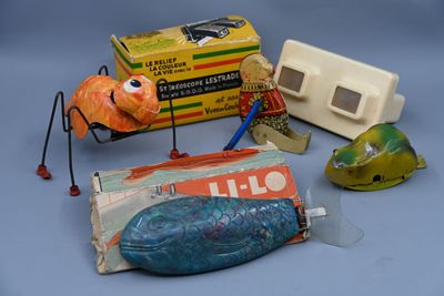 divers objets, parmi lesquels un poisson, une machine à coudre, un sac à couture, une machine à coudre et une machine à coudre