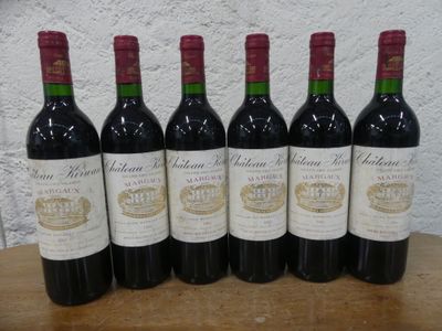 six bouteilles de vin rouge sont alignées sur une table en bois