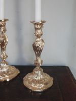 PAIRE DE FLAMBEAUX en bronze ciselé et redoré à décor de roc… (photo 2)