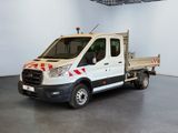 un camion blanc avec une bande rouge et blanche sur le côté