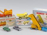 Plusieurs petites voitures et camions sont posés sur une table