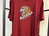 un t-shirt rouge avec une tête de tigre sur le devant