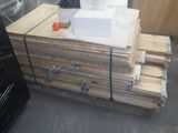 un tas de bois empilé les uns sur les autres