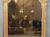 un grand miroir accroché au mur