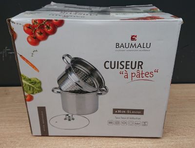 emballage d'une casserole en acier inoxydable surmontée d'une passoire