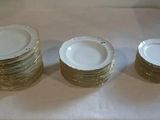quatre assiettes empilées sur une table