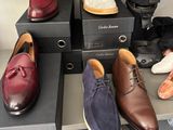 Plusieurs paires de chaussures pour homme sont exposées dans un magasin de chaussures.