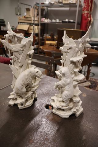 Emaux de Louvière : paire de vases en biscuit à décor d’ours. H :...