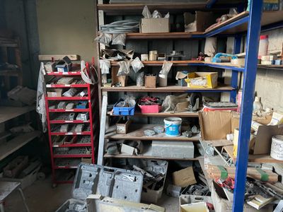 une pièce remplie d'une multitude d'objets de toutes sortes