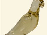 une figurine en verre représentant un oiseau posé sur un socle