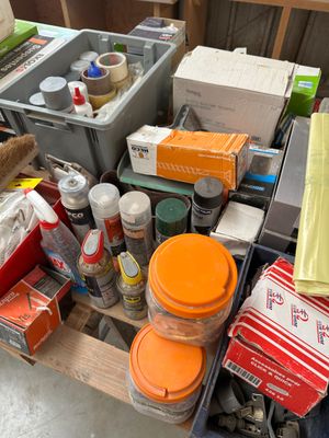 une table sur laquelle se trouvent de nombreux objets différents