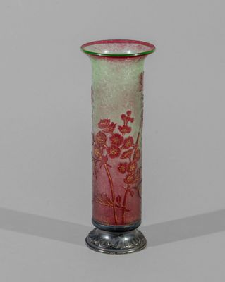 un vase en verre orné d'un motif floral