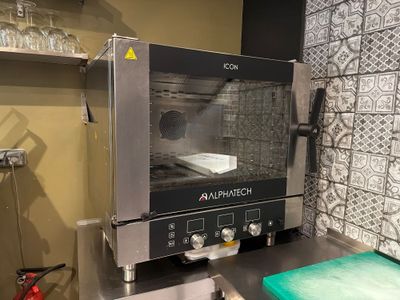une image d'un four commercial dans une cuisine commerciale