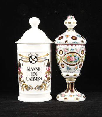 deux vases sont posés l'un à côté de l'autre sur une surface noire