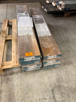deux palettes de bois sont posées sur une palette dans un entrepôt