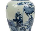 un vase bleu et blanc orné d'un dragon