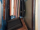 une boîte bleue remplie de livres et d'autres objets divers