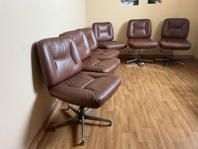 Suite de 6 chaises fixes à piètement étoile, piqûres du doss…