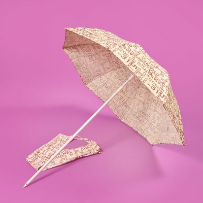 un parapluie posé sur une surface rose