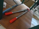 deux outils posés sur une table