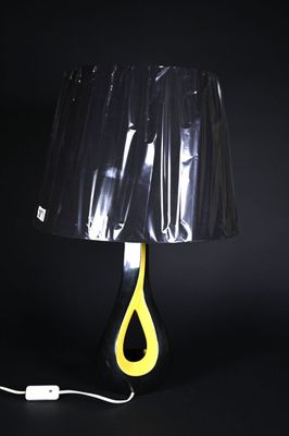 Lampe à poser, le fût sinueux en céramique émaillée noir mét…