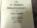 un livre posé sur une table recouverte d'une pile de papiers